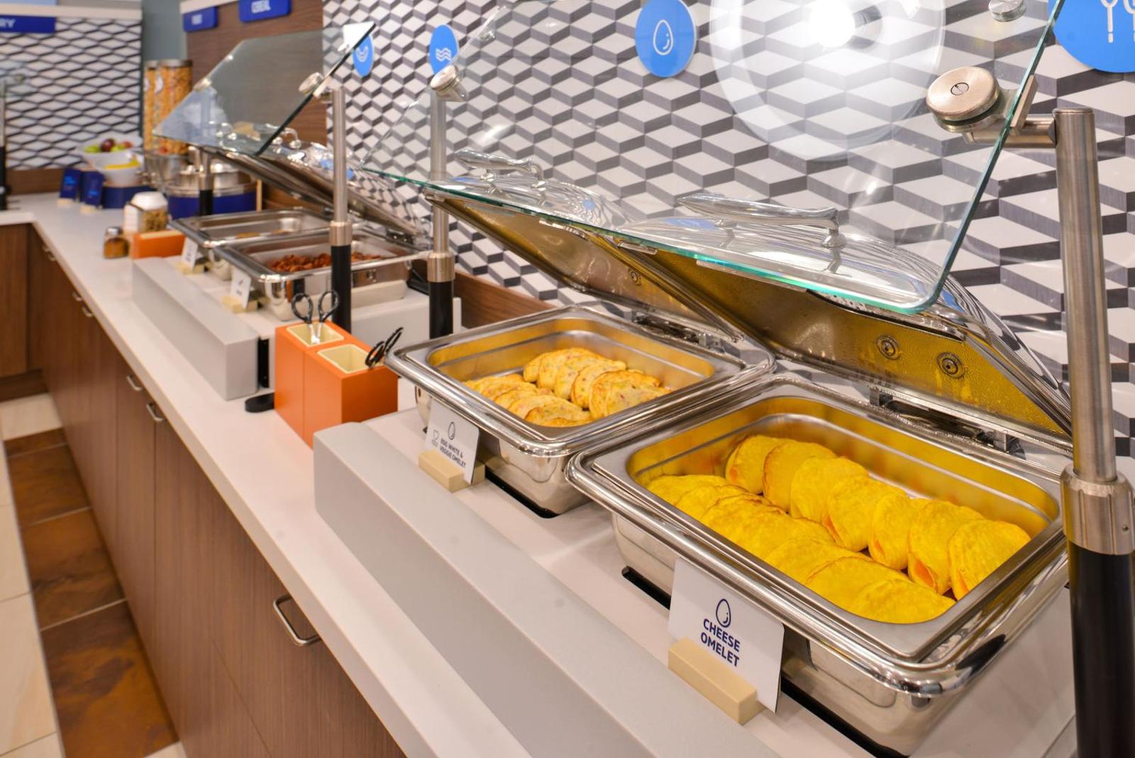 Holiday Inn Express Hotel & Suites Dallas West